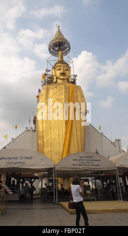 32 m de haut standing buddha, ensemble du temple de Wat indraviharn, Bangkok, Thailande, Asie. Banque D'Images