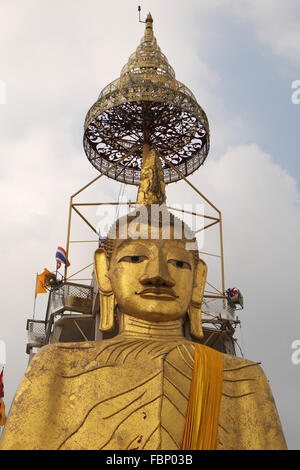 Tête et épaules d'un Bouddha doré de 32 M. de haut, complexe de temple de Wat Indraviharn, Bangkok, Thaïlande, Asie. Banque D'Images