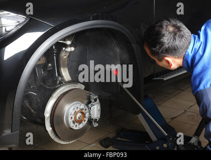 Service de voiture. Laver le travailleur de la voiture sous une haute pression. Banque D'Images