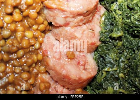 Plat d'épinards cuits durs, salami et lentilles Banque D'Images