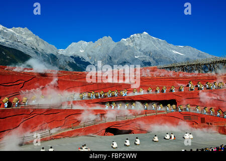 Montagne Enneigée du Dragon de Jade, l'ethnicité show conçu par M. Li Jing Yenxung,qui était maître des Jeux Olympiques de Pékin, Lijiang, Yunnan, Chine, Chine Banque D'Images