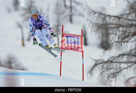 CORTINA D'AMPEZZO, ITALIE - Le 24 janvier 2014 : Au cours de la Coupe du Monde de Ski Alpin FIS Women's course de descente à Cortina d'Ampezzo, Italie. Banque D'Images