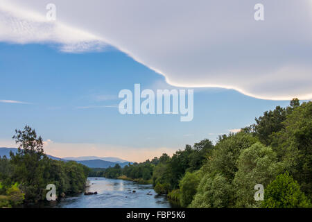 La formation de nuages inhabituels sur la rivière Spey Banque D'Images