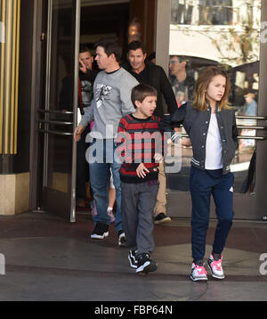 Mark Wahlberg prend ses deux enfants, Michael et Ella Rae Wahlberg, à une animation du Grove avec : Mark Wahlberg, Michael Wahlberg, Ella Rae Wahlberg Où : Los Angeles, California, United States Quand : 18 déc 2015 Banque D'Images