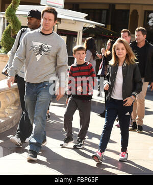 Mark Wahlberg prend ses deux enfants, Michael et Ella Rae Wahlberg, à une animation du Grove avec : Mark Wahlberg, Michael Wahlberg, Ella Rae Wahlberg Où : Los Angeles, California, United States Quand : 18 déc 2015 Banque D'Images