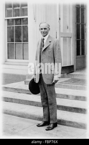 Henry Ford, le pionnier de l'automobile et industriel, debout devant la Maison Blanche en 1927 Banque D'Images