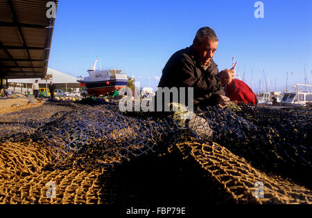 Les pêcheurs réparant les filets dans port de pêche.Garrucha Almeria, province, Andalousie, Espagne Banque D'Images