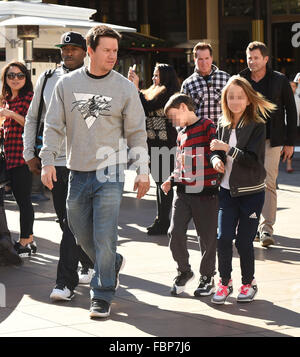 Mark Wahlberg prend ses deux enfants, Michael et Ella Rae Wahlberg, à une animation du Grove avec : Mark Wahlberg, Michael Wahlberg, Ella Rae Wahlberg Où : Los Angeles, California, United States Quand : 18 déc 2015 Banque D'Images