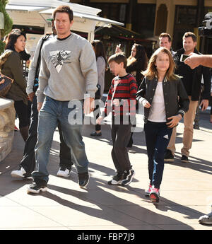 Mark Wahlberg prend ses deux enfants, Michael et Ella Rae Wahlberg, à une animation du Grove avec : Mark Wahlberg, Michael Wahlberg, Ella Rae Wahlberg Où : Los Angeles, California, United States Quand : 18 déc 2015 Banque D'Images