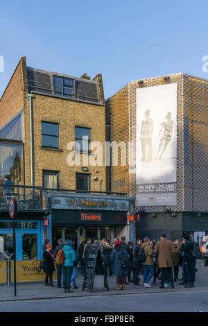 Les gens debout à l'extérieur du Young Vic Theatre in the Cut, Waterloo, London. Attente démarrage d'une représentation en matinée. Banque D'Images