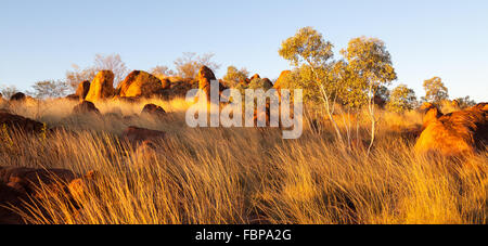 Peu de cailloux attraction touristique. Photographié dans la région de Tennant Creek, Territoire du Nord, Australie Banque D'Images