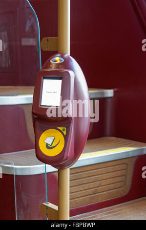 Oyster card reader à nouveau Routemaster bus, Londres Angleterre Royaume-Uni UK Banque D'Images