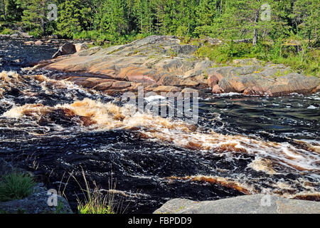 Morskoj Pongoma seuil sur la rivière. Le nord de la Carélie, Russie Banque D'Images