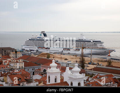 Crystal Serenity amarré à Lisbonne Portugal Banque D'Images