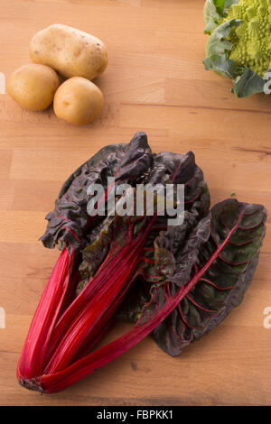 Bette à carde rouge avec des pommes de terre et brocoli Banque D'Images