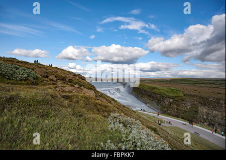 Cascade de Gullfoss sur le Golden Circle Tour en Islande, une destination de voyage historique et une merveille de la nature avec une double cascade. C'est dans le sud de l'Islande sur le Hvítá rivière Hvita (blanc) qui est alimenté par le glacier de Langjökull Langjökull. Banque D'Images