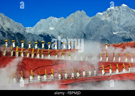 Montagne Enneigée du Dragon de Jade, l'ethnicité show conçu par M. Li Jing Yenxung,qui était maître des Jeux Olympiques de Pékin, Lijiang, Yunnan, Chine, Chine Banque D'Images