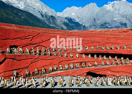 Montagne Enneigée du Dragon de Jade, l'ethnicité show conçu par M. Li Jing Yenxung,qui était maître des Jeux Olympiques de Pékin, Lijiang, Yunnan, Chine, Chine Banque D'Images