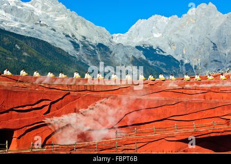 Montagne Enneigée du Dragon de Jade, l'ethnicité show conçu par M. Li Jing Yenxung,qui était maître des Jeux Olympiques de Pékin, Lijiang, Yunnan, Chine, Chine Banque D'Images