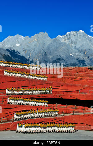 Montagne Enneigée du Dragon de Jade, l'ethnicité show conçu par M. Li Jing Yenxung,qui était maître des Jeux Olympiques de Pékin, Lijiang, Yunnan, Chine, Chine Banque D'Images