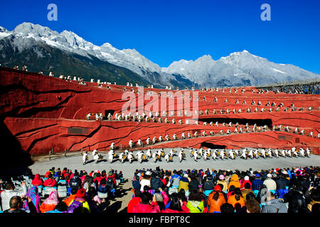 Montagne Enneigée du Dragon de Jade, l'ethnicité show conçu par M. Li Jing Yenxung,qui était maître des Jeux Olympiques de Pékin, Lijiang, Yunnan, Chine, Chine Banque D'Images