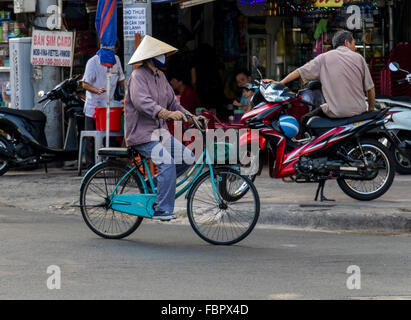 Cycliste sur route à Ho Chi Minh city Vietnam Banque D'Images