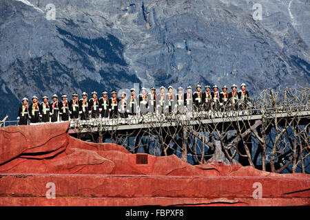 Montagne Enneigée du Dragon de Jade, l'ethnicité show conçu par M. Li Jing Yenxung,qui était maître des Jeux Olympiques de Pékin, Lijiang, Yunnan, Chine, Chine Banque D'Images