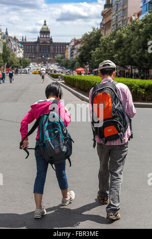 Touristes de Prague, routards asiatiques avec des sacs, place Venceslas Prague Tourisme Vaclavske Namesti Prague routards Europe City Banque D'Images