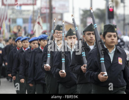 Los Angeles, Californie, USA. 18 janvier, 2016. Membre de l'US Army Reserve Officer Training Corps Junior en mars Martin Luther King Blvd. Au cours de la Martin Luther King Jr. parade à Los Angeles le lundi 18 janvier 2016. Le 31e royaume Day Parade hommage à Martin Luther King Jr. avait pour thème ''Notre travail n'est pas encore fait' Credit : Ringo Chiu/ZUMA/Alamy Fil Live News Banque D'Images