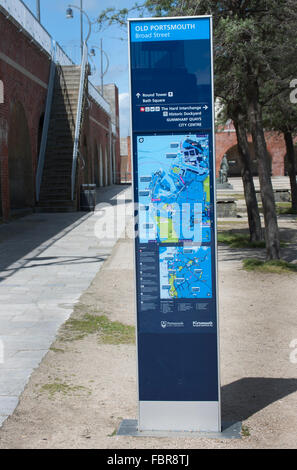L'information touristique site inscrivez-, Broad Street, Old Portsmouth, Portsmouth, Hampshire, England, UK Banque D'Images