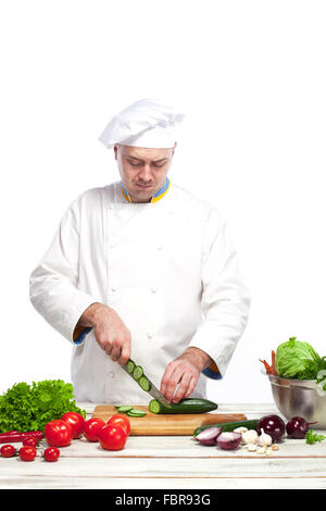 La coupe d'un chef dans sa cuisine concombre vert Banque D'Images