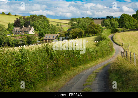 Chalets et campagne près de Snowshill, Gloucestershire, Angleterre, Royaume-Uni Banque D'Images