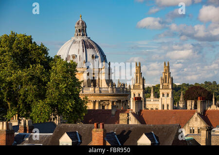 Vue sur les toits des bâtiments et Radcliffe Camera d'Oxford, Oxfordshire, England, UK Banque D'Images