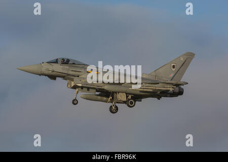 RAF Typhoon (Eurofighter) Alerte de réaction rapide (QRA) , revenant d'intercepter des avions russes, après Scramble Banque D'Images