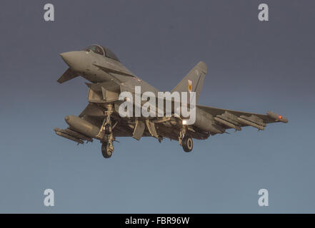 RAF Typhoon (Eurofighter) Alerte de réaction rapide (QRA) , revenant d'intercepter des avions russes, après Scramble Banque D'Images