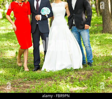 Couple avec des invités en vert sunny park Banque D'Images