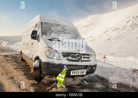 Une camionnette abandonnée sur la puce, plâtré en neige fraîche après une nuit de tempête de neige dans le Lake District, Cumbria, Royaume-Uni. Photo Banque D'Images