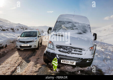 Une camionnette abandonnée sur la puce, plâtré en neige fraîche après une nuit de tempête de neige dans le Lake District, Cumbria, Royaume-Uni. Photo Banque D'Images