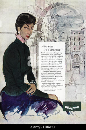 Vintage Original annonce pleine page couleur à partir de 1950. Annonce de publicité 1954 Braemar pulls de Hawick Ecosse. Banque D'Images