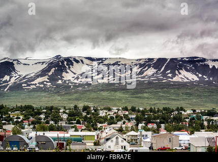 Akureyri, Islande, Islande. 1er août 2015. Akureyri, Islande, le deuxième plus grande zone urbaine dans le nord-est, fjord Eyjafjordur est un important centre de pêche et du port, entouré par le¡rdalur GlerÃ couvertes de neige des montagnes. Le tourisme est devenu un secteur en pleine croissance de l'économie. © Arnold Drapkin/ZUMA/Alamy Fil Live News Banque D'Images