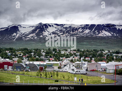 Akureyri, Islande, Islande. 1er août 2015. Akureyri, Islande, le deuxième plus grande zone urbaine dans le nord-est, fjord Eyjafjordur est un important centre de pêche et du port, entouré par le¡rdalur GlerÃ couvertes de neige des montagnes. Le tourisme est devenu un secteur en pleine croissance de l'économie. © Arnold Drapkin/ZUMA/Alamy Fil Live News Banque D'Images