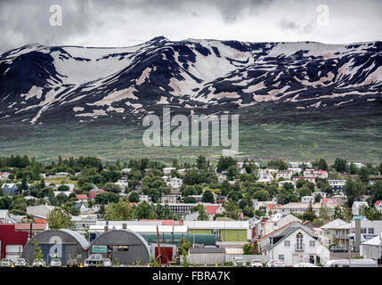 Akureyri, Islande, Islande. 1er août 2015. Akureyri, Islande, le deuxième plus grande zone urbaine dans le nord-est, fjord Eyjafjordur est un important centre de pêche et du port, entouré par le¡rdalur GlerÃ couvertes de neige des montagnes. Le tourisme est devenu un secteur en pleine croissance de l'économie. © Arnold Drapkin/ZUMA/Alamy Fil Live News Banque D'Images