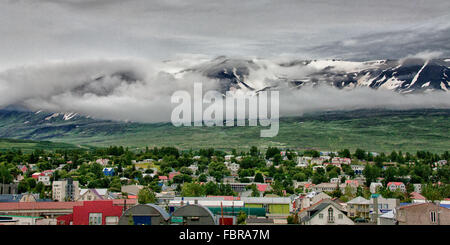 Akureyri, Islande, Islande. 1er août 2015. Le port nord-est d'Akureyri, Islande, le deuxième plus grande zone urbaine dans le fjord Eyjafjordur, est entouré par le¡rdalur GlerÃ couvertes de neige montagnes couvertes de nuages de basse altitude, c'est un important centre de pêche et le tourisme est devenu un secteur en pleine croissance de l'économie. © Arnold Drapkin/ZUMA/Alamy Fil Live News Banque D'Images