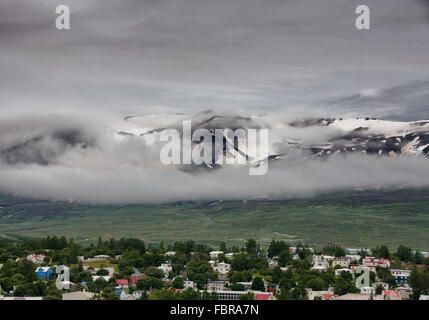 Akureyri, Islande, Islande. 1er août 2015. Le port nord-est d'Akureyri, Islande, le deuxième plus grande zone urbaine dans le fjord Eyjafjordur, est entouré par le¡rdalur GlerÃ couvertes de neige montagnes couvertes de nuages de basse altitude, c'est un important centre de pêche et le tourisme est devenu un secteur en pleine croissance de l'économie. © Arnold Drapkin/ZUMA/Alamy Fil Live News Banque D'Images