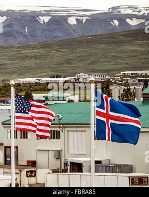 Akureyri, Islande, Islande. 1er août 2015. Les drapeaux des Etats-Unis d'Amérique et de l'Islande de survoler le nord-est du port de Akureyri, Islande, le deuxième plus grande zone urbaine dans le fjord Eyjafjordur. C'est un important centre de pêche entouré par le¡rdalur GlerÃ couvertes de neige des montagnes, où le tourisme est devenu un secteur croissant de l'économie. © Arnold Drapkin/ZUMA/Alamy Fil Live News Banque D'Images