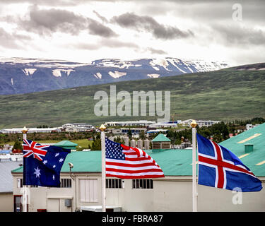 Akureyri, Islande, Islande. 1er août 2015. Les drapeaux de (g à d) l'Australie, les États-Unis d'Amérique et de l'Islande de survoler le nord-est du port de Akureyri, Islande, le deuxième plus grande zone urbaine dans le fjord Eyjafjordur. C'est un important centre de pêche entouré par le¡rdalur GlerÃ couvertes de neige des montagnes, où le tourisme est devenu un secteur croissant de l'économie. © Arnold Drapkin/ZUMA/Alamy Fil Live News Banque D'Images