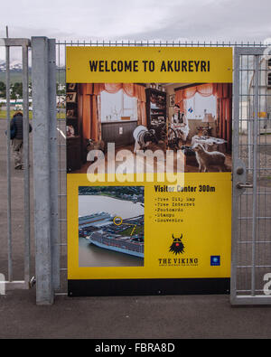 Akureyri, Islande, Islande. 1er août 2015. Un signe l'accueil des visiteurs sur une clôture dans le nord-est de port d'Akureyri, Islande, le deuxième plus grande zone urbaine dans le fjord Eyjafjordur. C'est un important centre de pêche et le tourisme est devenu un secteur en pleine croissance de l'économie. © Arnold Drapkin/ZUMA/Alamy Fil Live News Banque D'Images