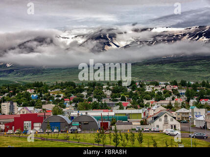 Akureyri, Islande, Islande. 1er août 2015. Le port nord-est d'Akureyri, Islande, le deuxième plus grande zone urbaine dans le fjord Eyjafjordur, est entouré par le¡rdalur GlerÃ couvertes de neige montagnes couvertes de nuages de basse altitude, c'est un important centre de pêche et le tourisme est devenu un secteur en pleine croissance de l'économie. © Arnold Drapkin/ZUMA/Alamy Fil Live News Banque D'Images