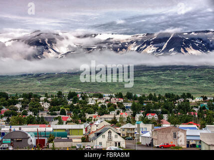 Akureyri, Islande, Islande. 1er août 2015. Le port nord-est d'Akureyri, Islande, le deuxième plus grande zone urbaine dans le fjord Eyjafjordur, est entouré par le¡rdalur GlerÃ couvertes de neige montagnes couvertes de nuages de basse altitude, c'est un important centre de pêche et le tourisme est devenu un secteur en pleine croissance de l'économie. © Arnold Drapkin/ZUMA/Alamy Fil Live News Banque D'Images