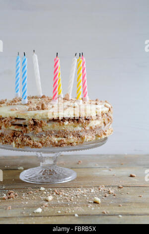 Gâteau avec des bougies sur le stand Banque D'Images